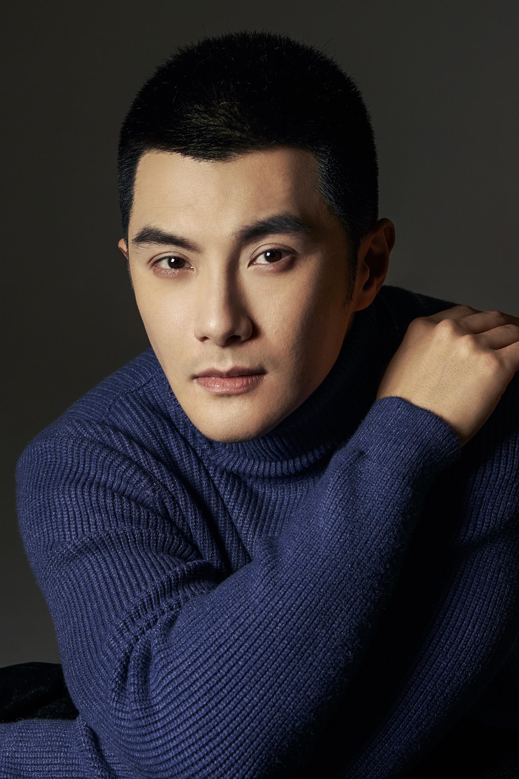 【明星时尚】沈泰冬日质感写真 身穿蓝毛衣眼神温暖