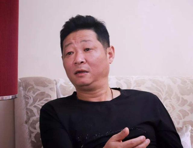 三德子赵亮:娶1米8模特,靠养鸡身价上亿,如今爱情事业双丰收