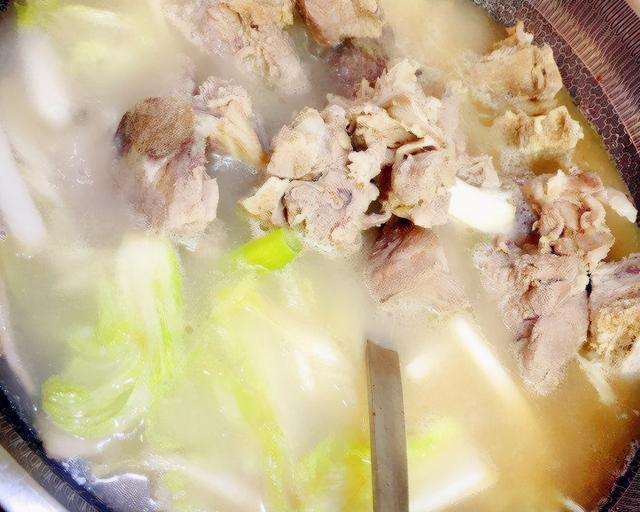 美食湖南经典家常菜排骨炖白菜清甜爽口味美鲜香扑面来