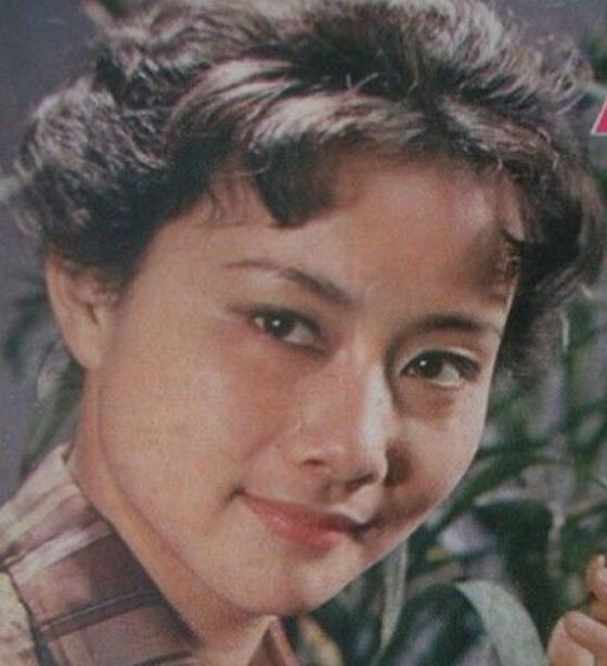 李雪健合作电视剧《渴望》,黄梅莹才因此走红,凭借饰演的"王亚茹"一角