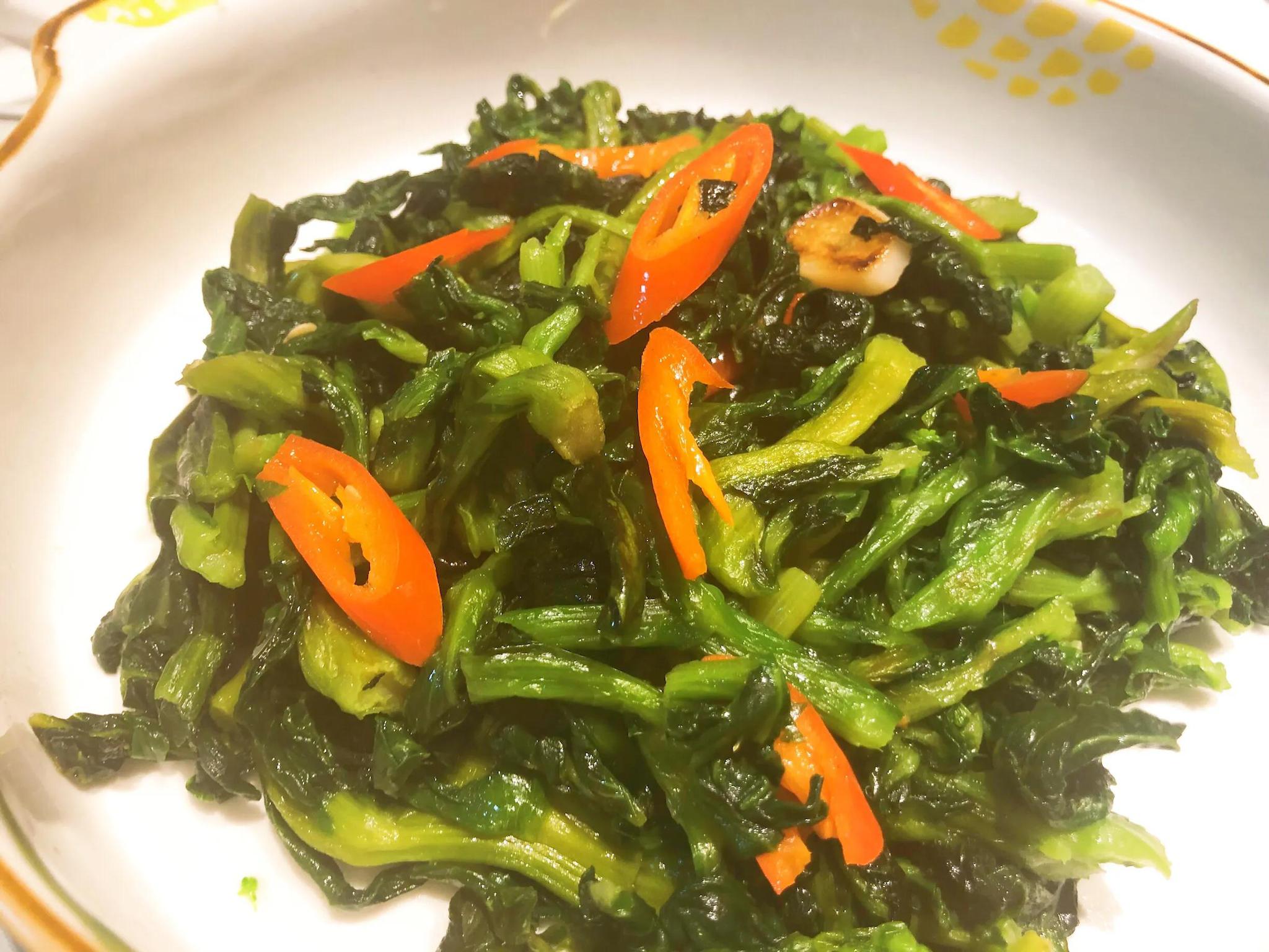 万年青素炒凉拌冲汤煮面都不错口感爽脆菜香浓郁先来道炒的