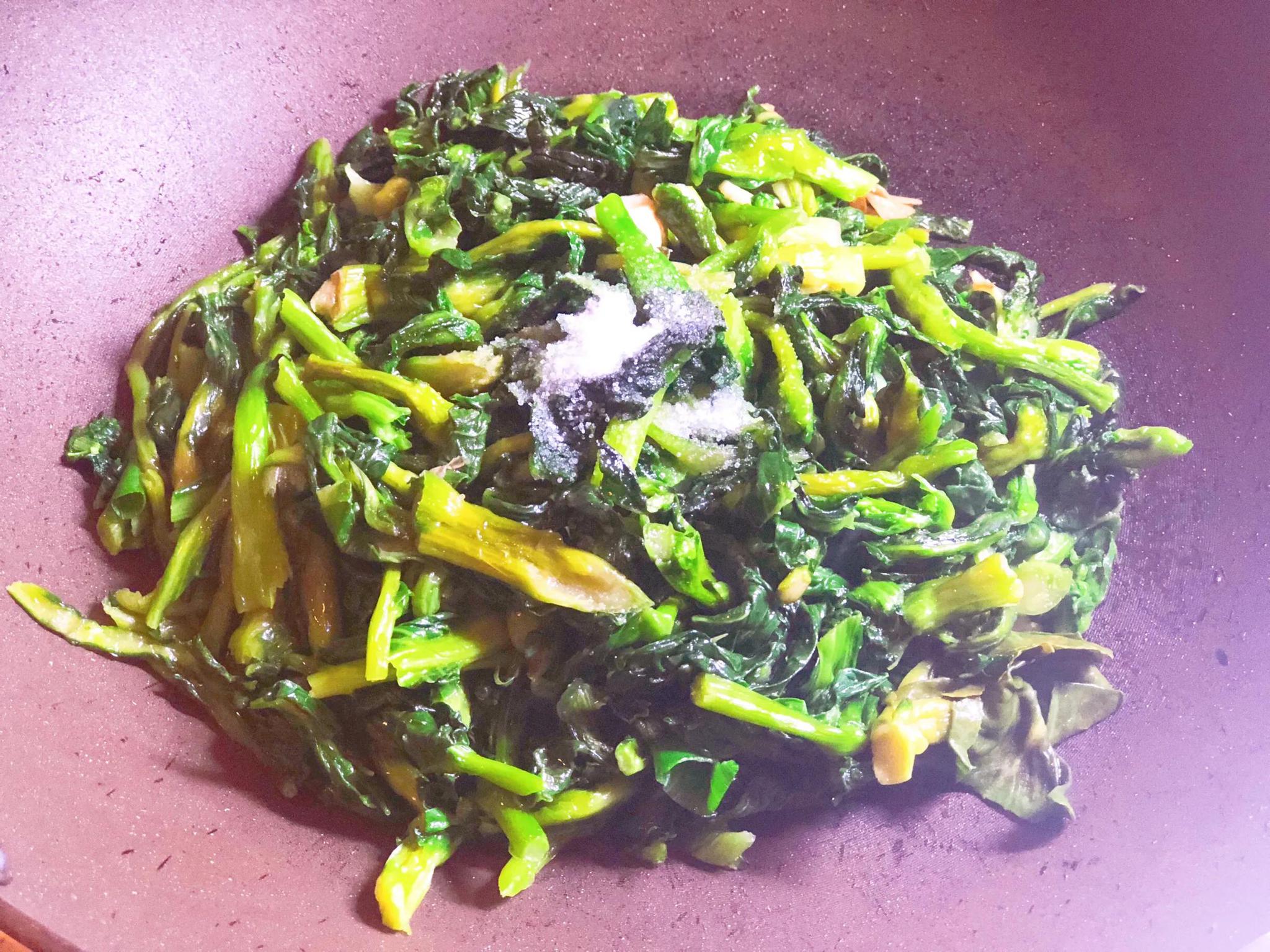 万年青素炒凉拌冲汤煮面都不错口感爽脆菜香浓郁先来道炒的