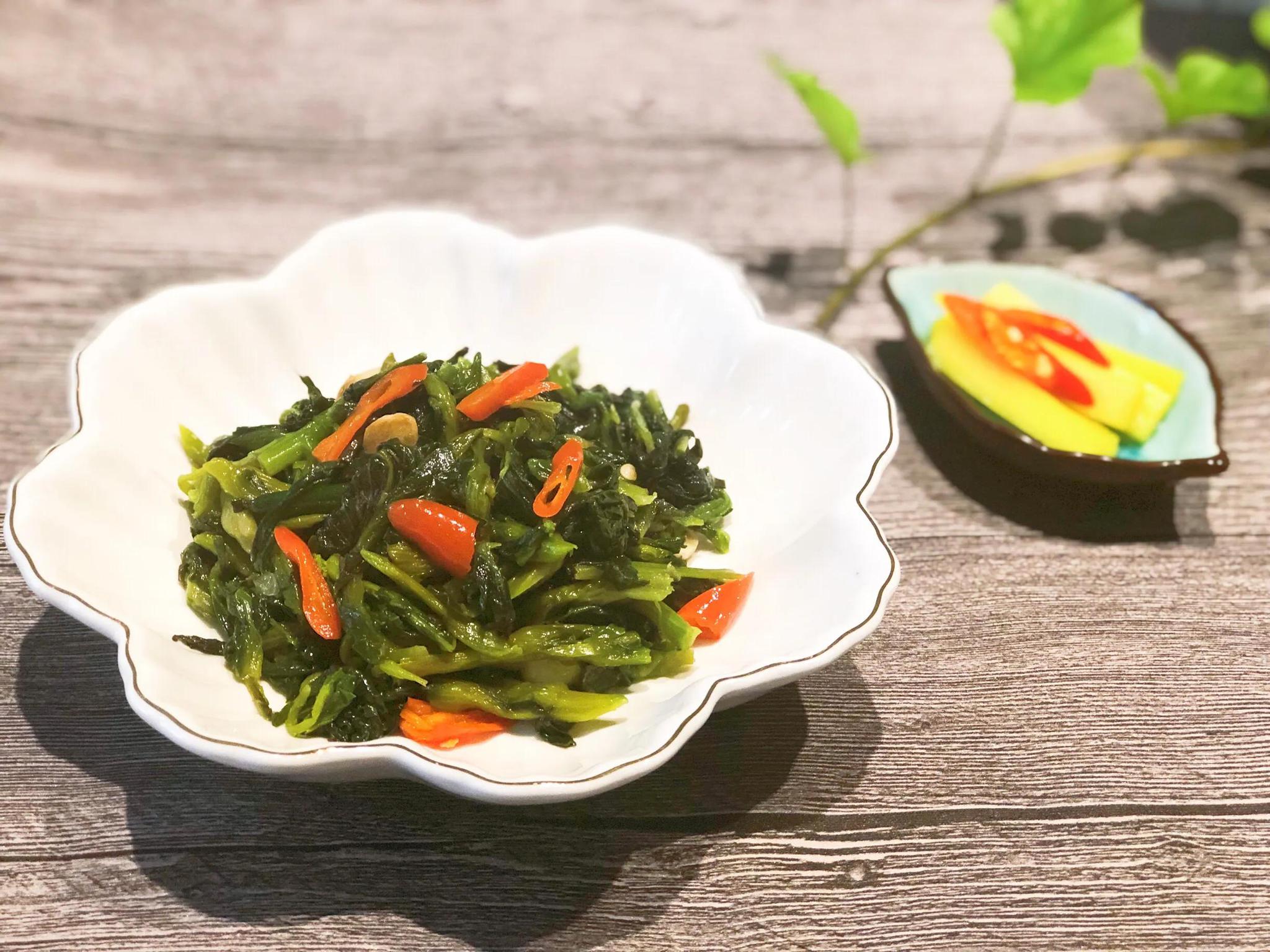 万年青素炒凉拌冲汤煮面都不错口感爽脆菜香浓郁先来道炒的