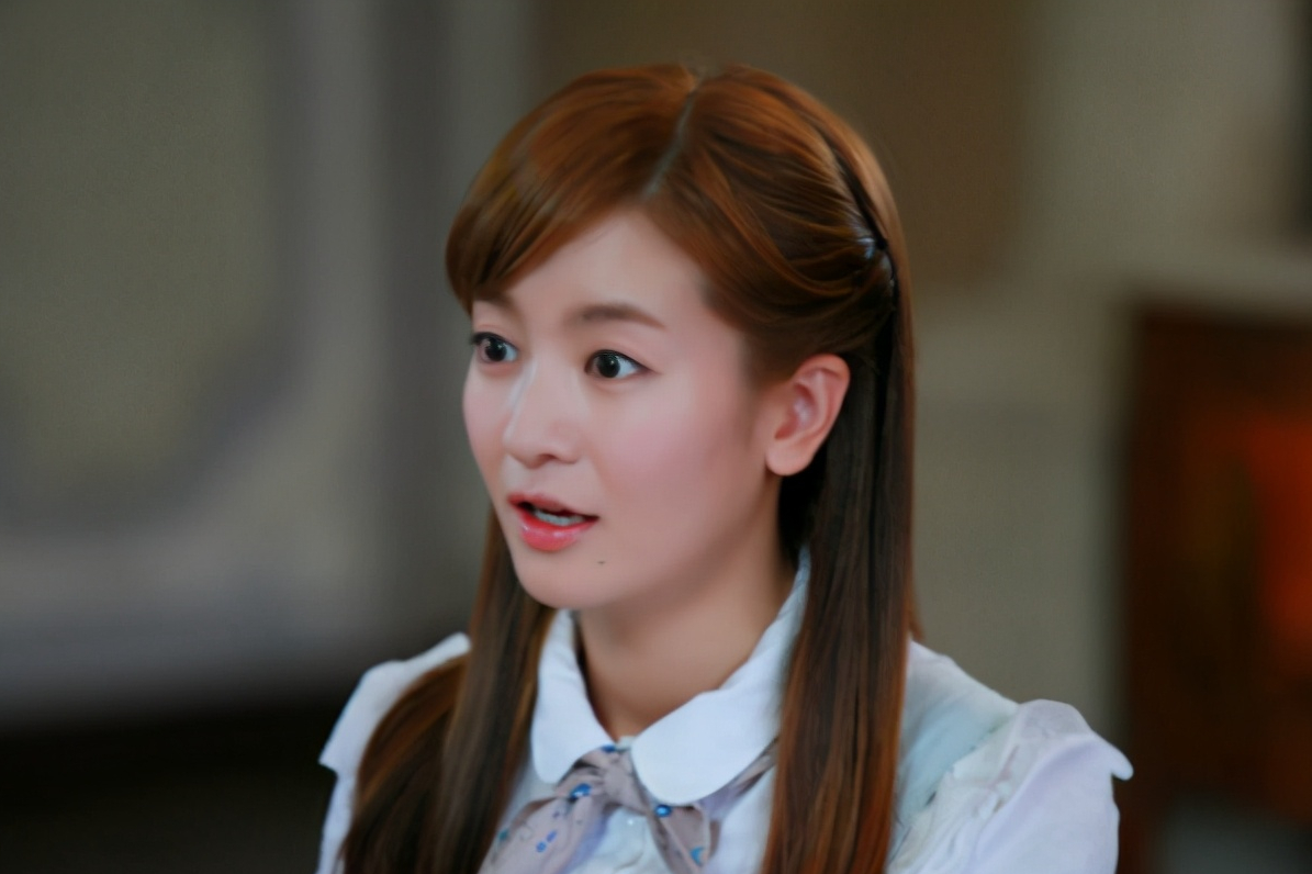 在电视剧《倾城绝恋》中李晟饰演的是女主美璃,这是一个命途多舛的