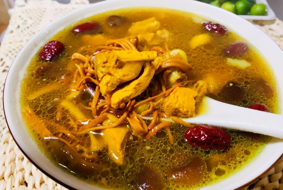 秋冬暖心暖胃美食——虫草花香菇鸡汤