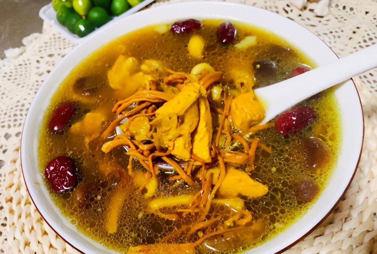 秋冬暖心暖胃美食——虫草花香菇鸡汤