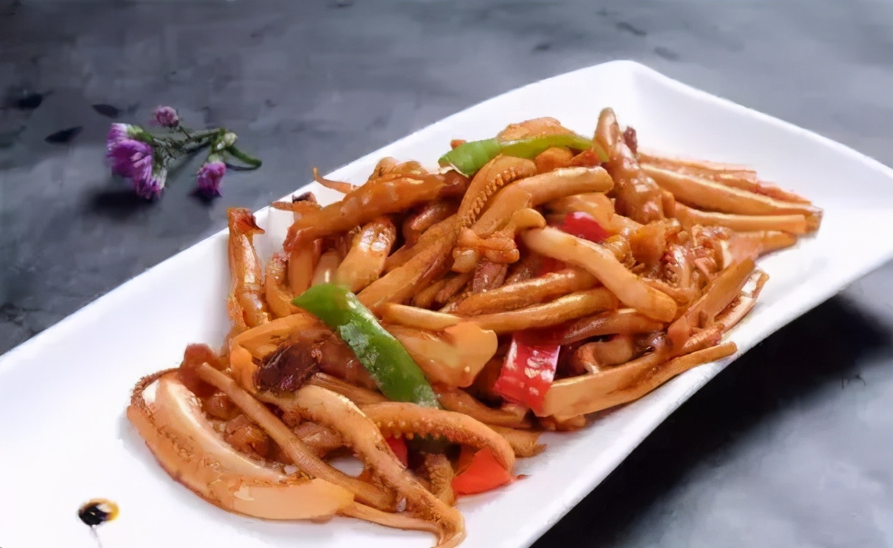 红烧鱿鱼5,加入一点盐,少许白糖翻炒几下即可.