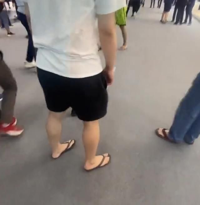 穿背心和拖鞋逛车展,全款买下一台宝马x7,这就是广东土豪?