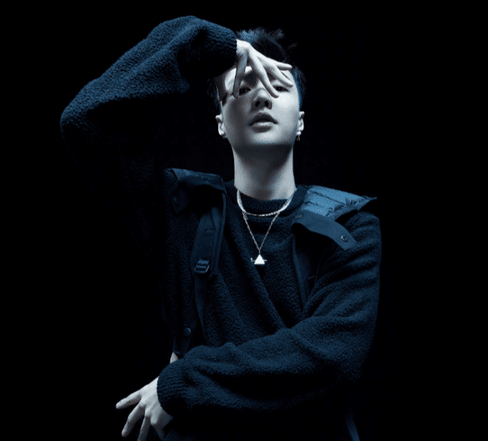 张艺兴最新时尚大片,黑色羽绒马甲时尚,眼神凌厉霸气十足