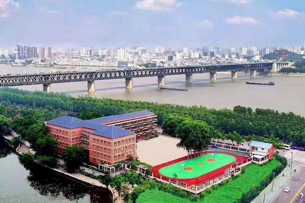 武汉市晴川初级中学,以科技环保铸校园文明,都行动起来