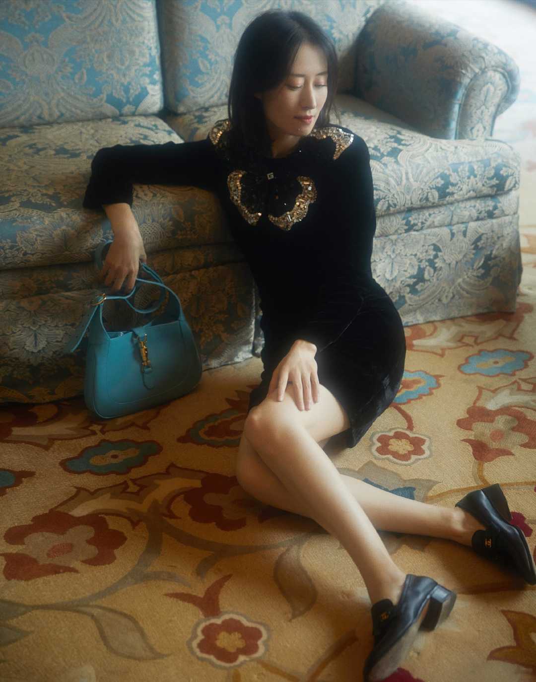 刘敏涛终于高调美一回,印花衬衫配条纹半身裙浪漫精致,魅力十足