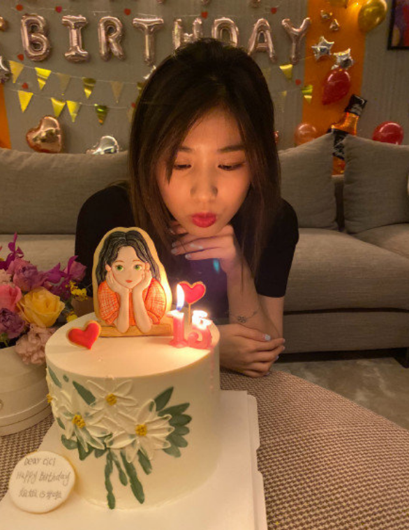 汪峰15岁女儿过生日化妆显老相比之下还是闺蜜李嫣会打扮