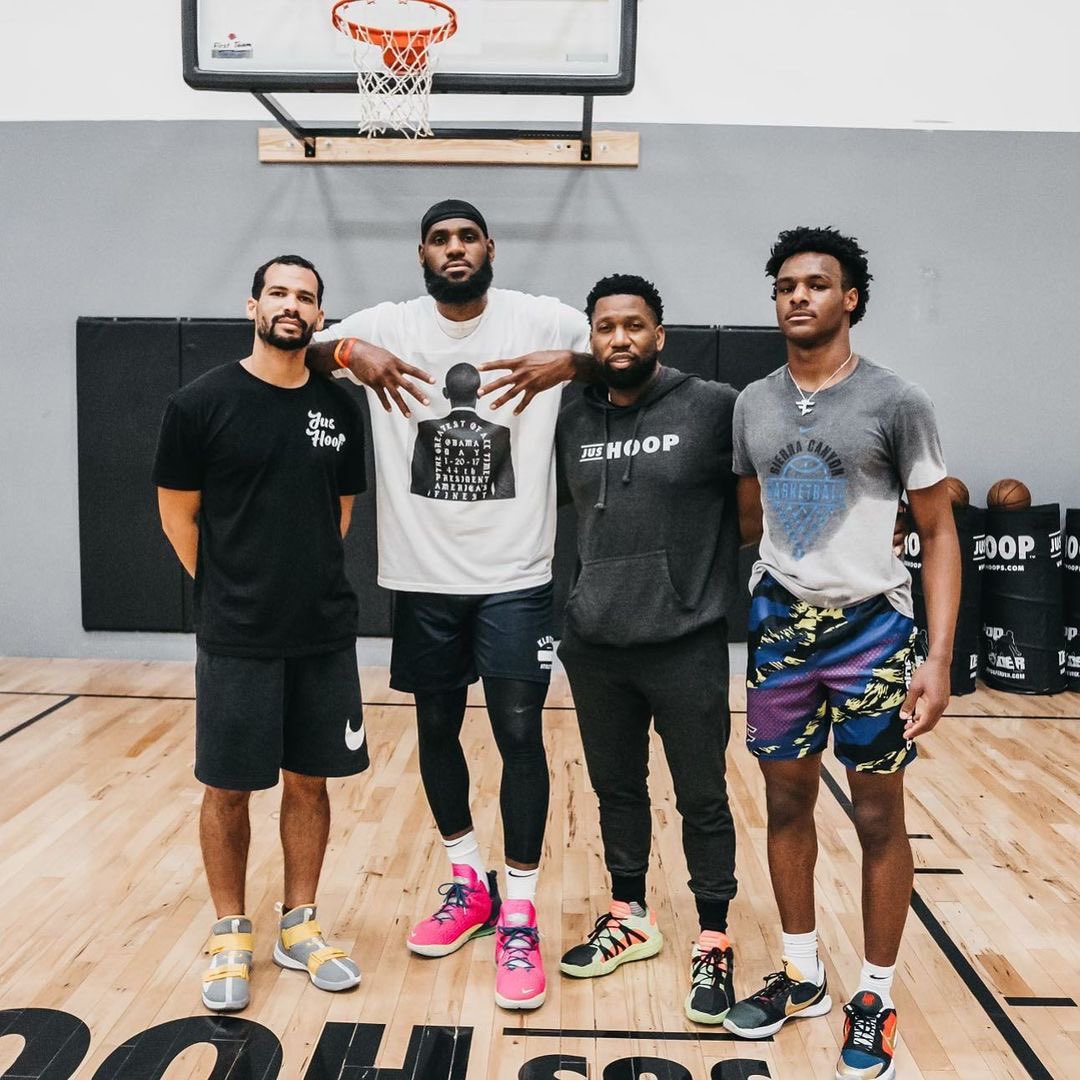 詹皇父子合影引热议16岁布朗尼身高接近詹皇面貌大变样犹如成年人