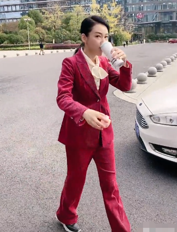 安徽台一姐周群私下反差大走路姿势浮夸嘚瑟被调侃像帮会大佬