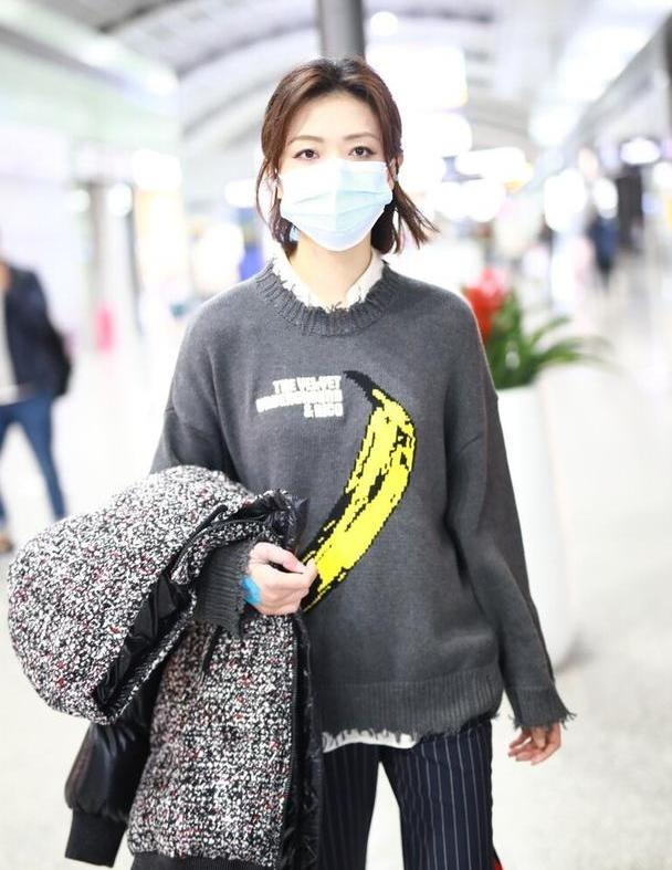 万茜厉害了!穿灰色针织衫搭竖条纹阔腿裤文艺范儿十足,高级洋气