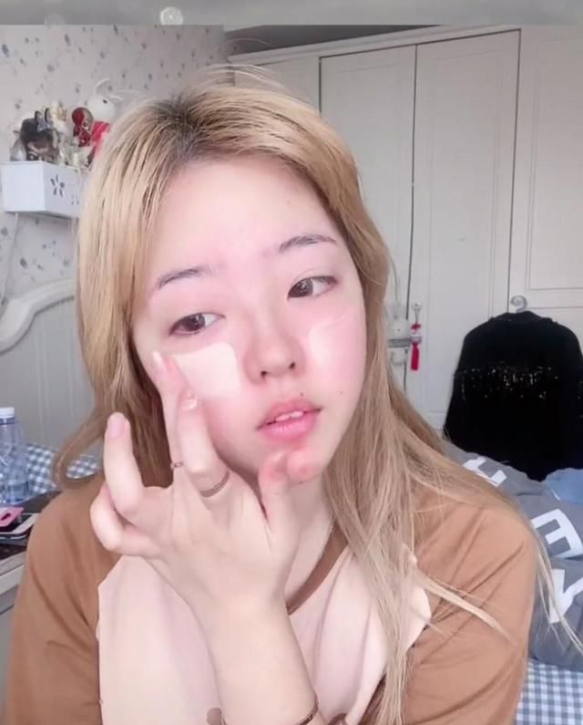 千万网红郝一点素颜出镜平平无奇如路人娇妻人设彻底没了