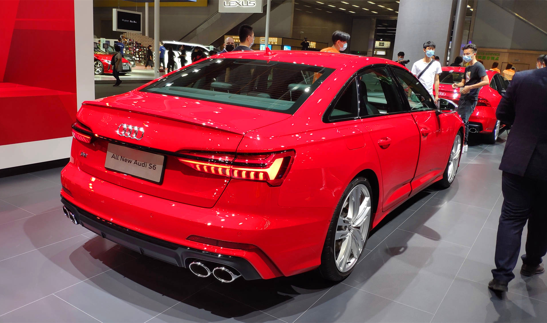 车身侧面,新款奥迪s6的线条基本与a6保持一致,灵动的双腰线设计为其