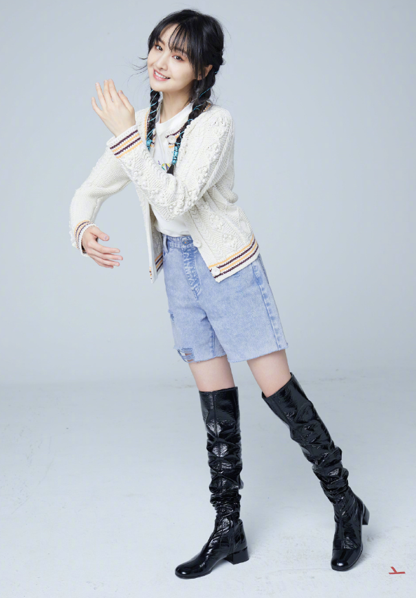 不过郑爽穿着的这身牛仔套装因为其中