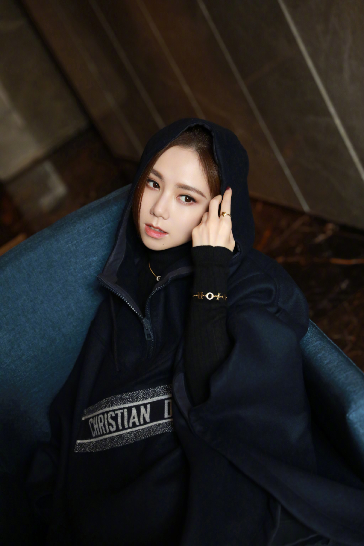 邓紫棋终于不穿皮裤,黑色斗篷连衣裙摩登复古,优雅精致太有品位