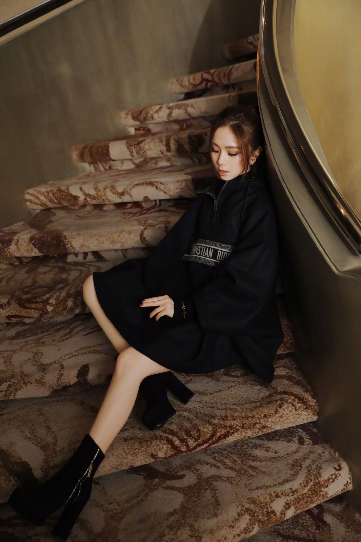 邓紫棋终于不穿皮裤,黑色斗篷连衣裙摩登复古,优雅精致太有品位