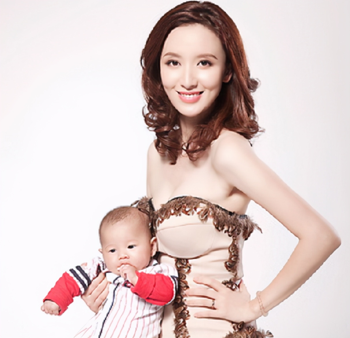 张萌2岁女儿患先天疾病,妈妈内疚不已,直呼:基因出了问题?