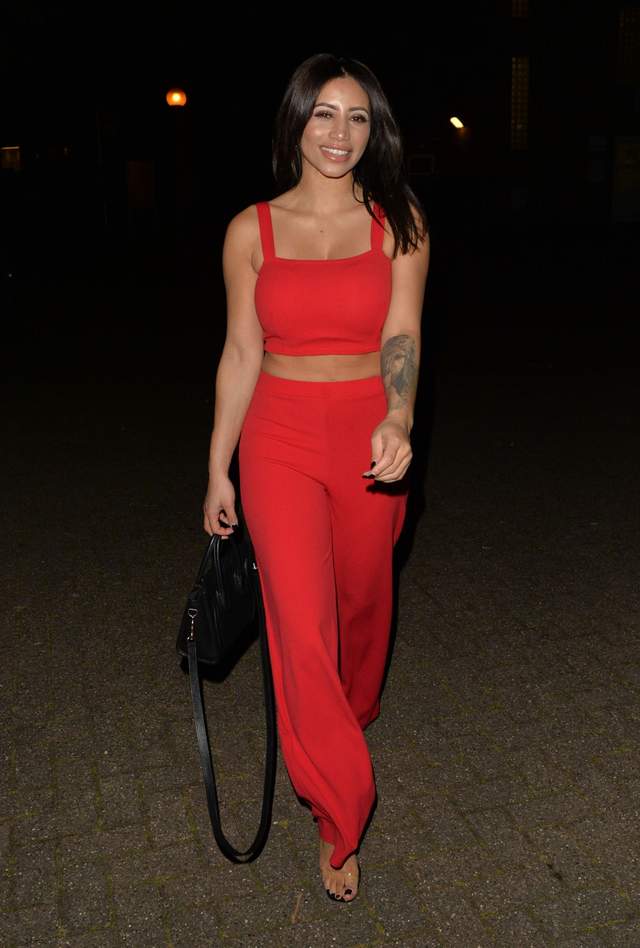 女星凯利莫里斯现身伦敦街头她身上有着独特的韵味