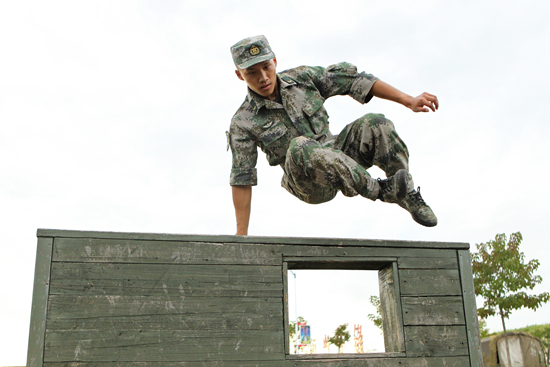 吉小平/摄韩博宇进行单兵战术训练.