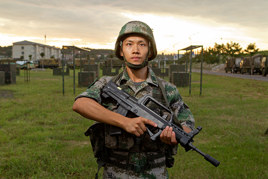     从北大毕业后，韩博宇参军入伍，今年9月成功考上中国人民解放军战略支援部队信息工程大学。“我喜欢部队的生活。”他说。吉小平/摄