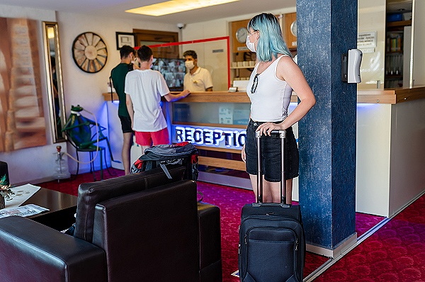 住进酒店的年轻人 到底想做什么？