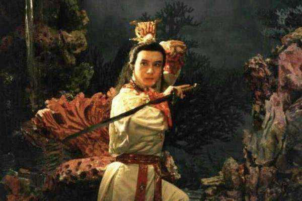 取经结束后,揭谛引白龙马下灵山后崖化龙池边,将马推入池中.