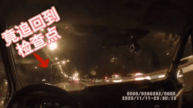 再次看到前方的民警,驾驶员慌不择路地将车开进了一旁的"死胡同".