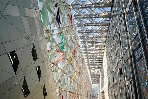 北京2022年冬奥会冰球训练场馆五棵松冰上运动中心实现完工，将于本月底进行制冰。