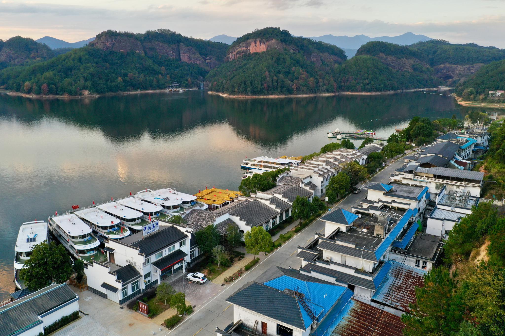 福建省泰宁县大金湖畔的梅口乡水际村及游客码头(11月19日摄,无人机