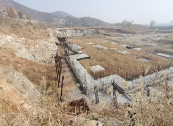 ▲尧山公园项目，目前只留下烂尾工程。新京报记者 李英强 摄