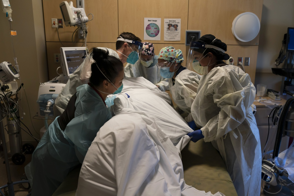 　　11月19日，在美国洛杉矶，医务人员在新冠病房内工作。新华社 图