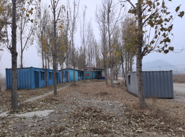 ▲11月15日，润东公司砂场的简易办公板房。新京报记者 李英强 摄