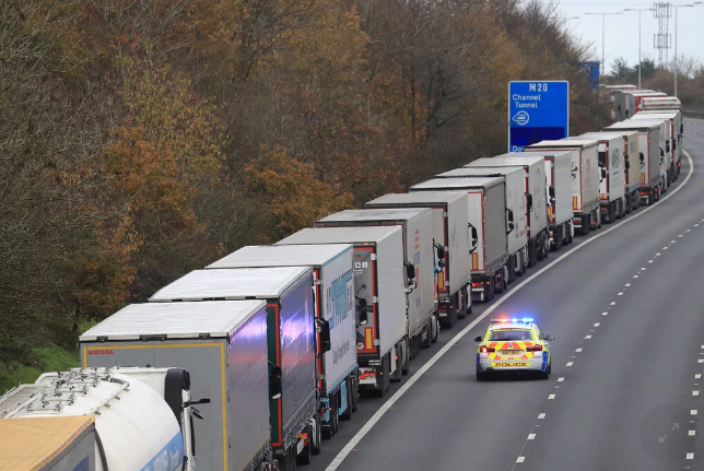 法国“彩排”英国脱欧过渡期结束后入境边检：车辆堵塞8公里