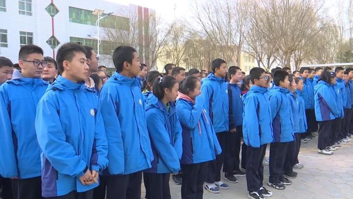 随着一阵警铃急骤响起,瓜州县榆林中学数百名学生在消防员和老师的