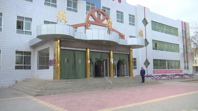 随着一阵警铃急骤响起,瓜州县榆林中学数百名学生在消防员和老师的