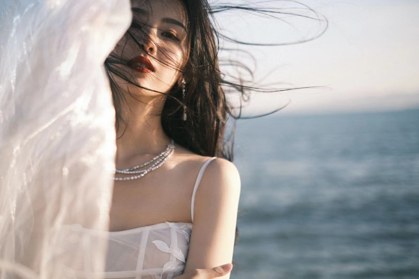 陈都灵海边日暮水光裙胶时尚大片