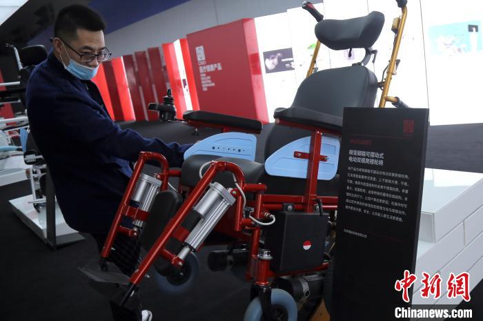 电动爬楼轮椅在展会上受到关注。王娇妮 摄