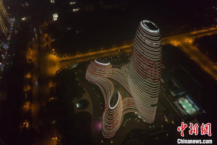 图为航拍南宁新媒体中心大楼. 陈冠言 摄