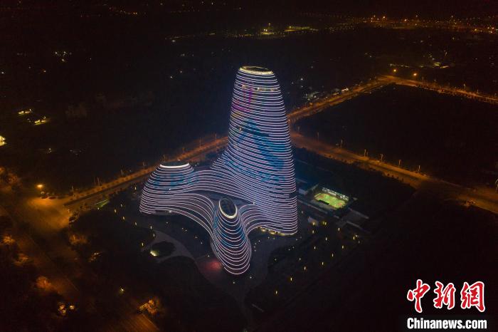 图为航拍南宁新媒体中心大楼. 陈冠言 摄