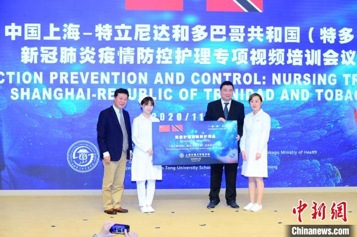     支援湖北的护士将护理防护创新产品赠给特多一线抗疫护理人员。上海交大医学院供图