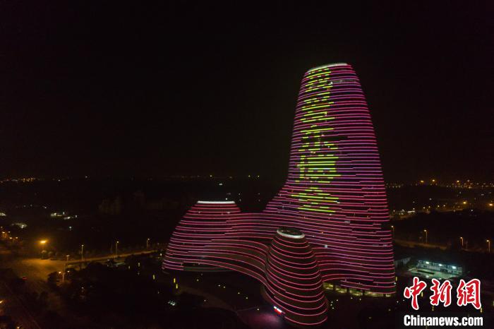 图为航拍南宁新媒体中心大楼. 陈冠言 摄