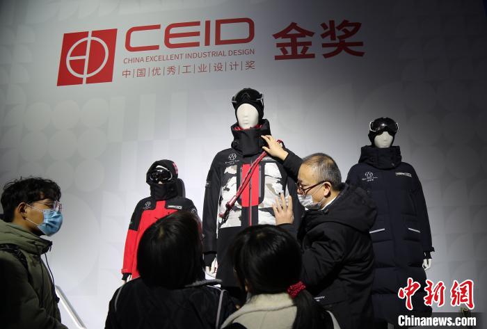 在大会近20000平方米的展览场地上，展出了来自800多家创新企业的1000多件创新成果。王娇妮 摄