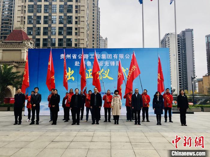 图为出征仪式现场授旗 张伟 摄