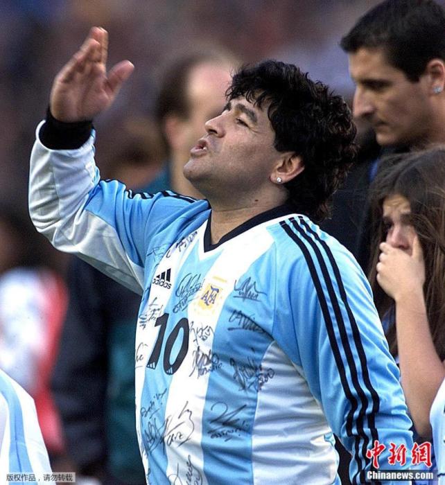 资料图：2001年11月10日，在阿根廷布宜诺斯艾利斯的“La Bombonera”体育场举行的马拉多纳个人告别赛上，球王向观众飞吻致意。