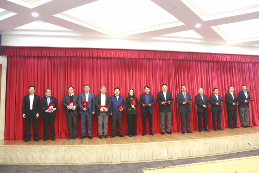 上海市委常委、副市长吴清（左一）向与会委员颁发聘书。市经信委供图