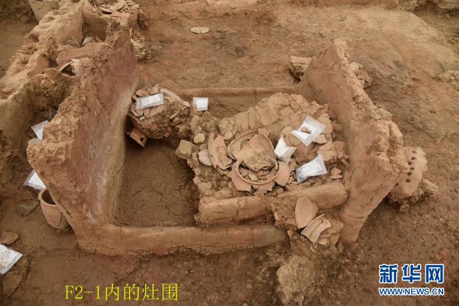 河南南阳黄山遗址出土的、标号为F2的仰韶文化晚期大型玉石器生产作坊内的灶围（2020年8月摄）。新华社发（河南省文物考古研究院供图）
